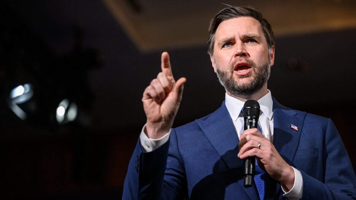 El vicepresidente de Estados Unidos, JD Vance, habla antes de una reunión cuatripartita entre Estados Unidos, Irán, Pakistán y Catar en el complejo hotelero de lujo Burgenstock, con vista al lago de Lucerna, Suiza, el 21 de junio de 2026, como parte de las conversaciones de alto nivel destinadas a avanzar hacia un acuerdo para poner fin al conflicto en Medio Oriente.