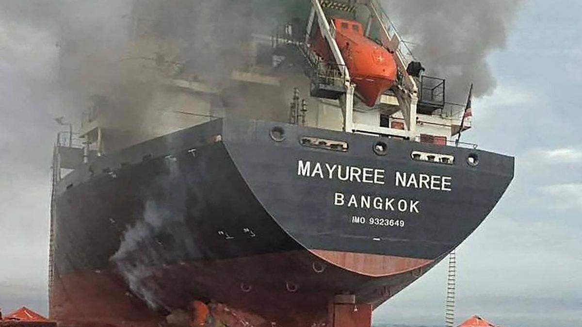 Esta fotografía, tomada el miércoles 11 de marzo de 2026 y difundida por la Marina Real Tailandesa, muestra el humo que se eleva desde el buque tailandés ‘Mayuree Naree’ cerca del estrecho de Ormuz tras un ataque.