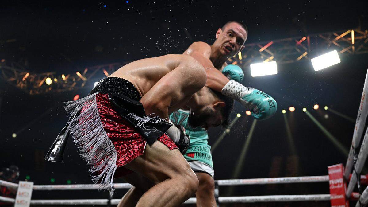 Tim Tszyu (der.) levantó con todas sus fuerzas en la segunda mitad de la pelea para imponerse por decisión unánime a Brian Mendoza y retener el título de la OMB, en velada que tuvo lugar en Goald Coast, Australia.
