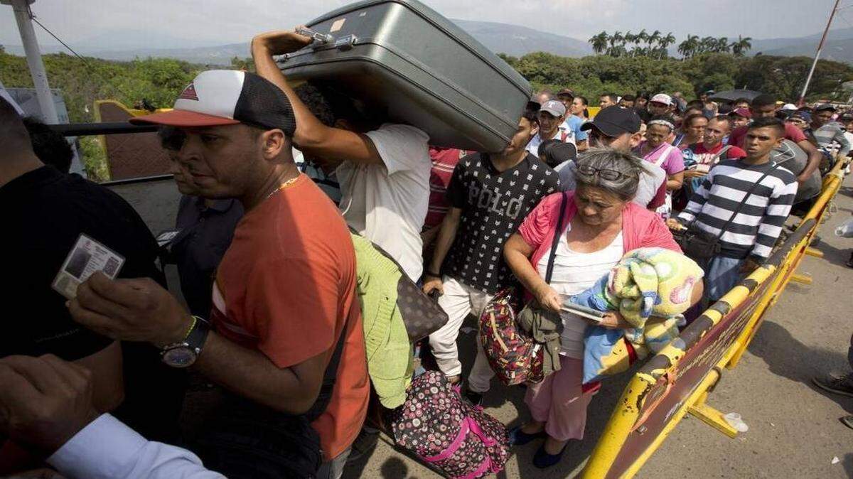 Venezolanos cruzan el Puente Internacional Simón Bolívar a Colombia, en una imagen del 21 de febrero del 2018. A medida que la crisis económica empeora en Venezuela, una cantidad cada vez mayor de venezolanos huyen de su país y pronto pudieran igualar el desplazamiento de los sirios debido a la guerra.