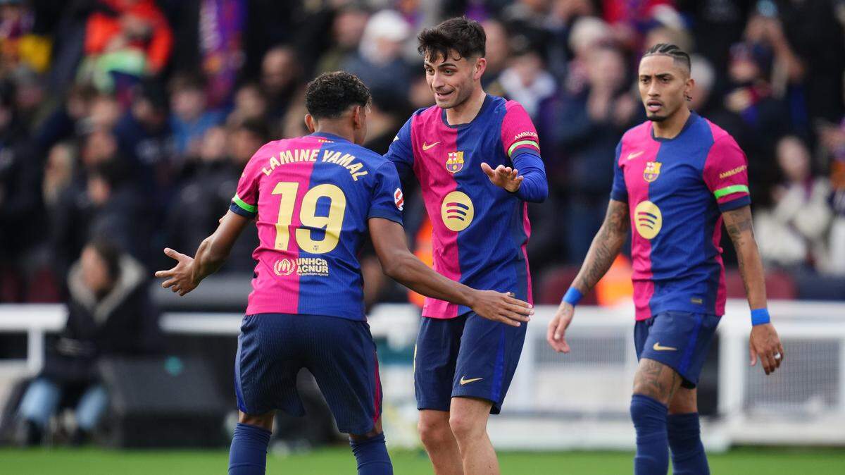 Los jugadores de Barcelona Lamine Yamal, Pedri y Raphinha (de izq. a der) celebran un gol ante el Deportivo Alavés en la liga española, en el partido celebrado el 2 de enero de 2024.