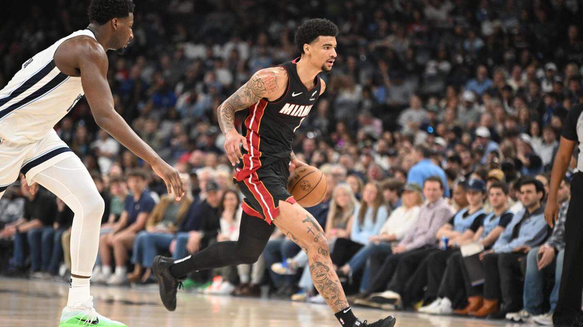 El centro del Heat, Kel’el Ware, conduce el el balón en el segundo cuarto del partido contra los Grizzlies, celebrado el 15 de marzo de 2025 en Memphis, Tennessee.