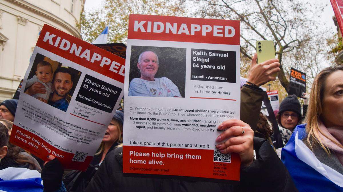 Miles de personas protestan contra el antisemitismo y exigen la liberación de las personas secuestradas por Hamás, el domingo 26 de noviembre de 2023, en Londres.