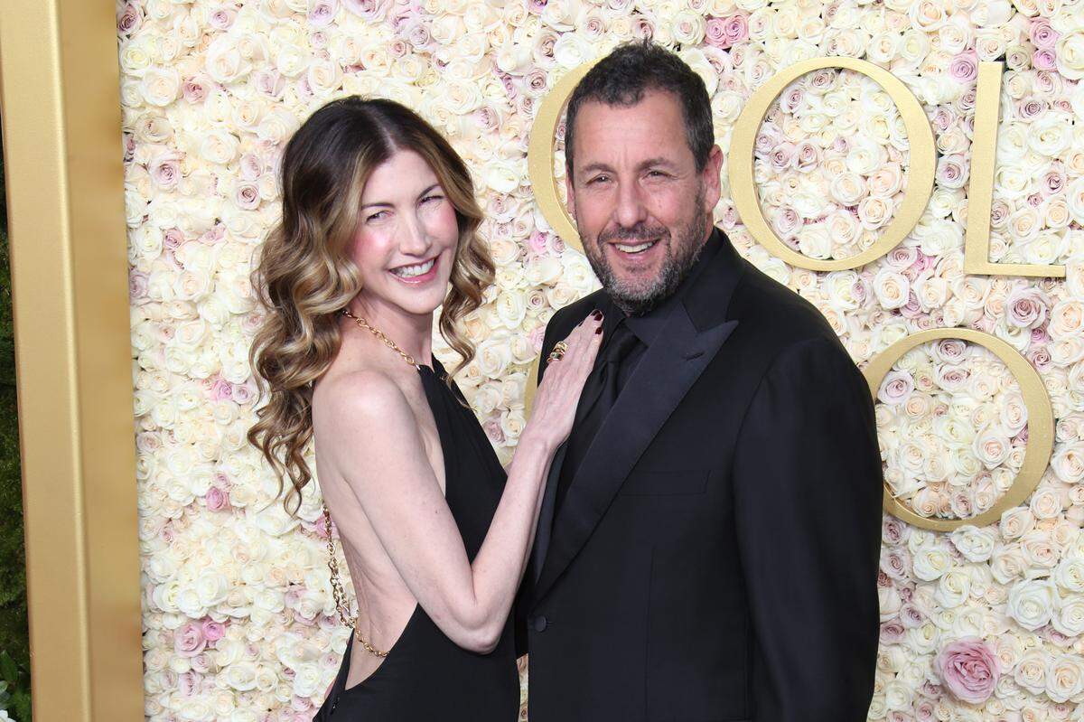 Adam Sandler y Jackie Sandler posan en la alfombra roja de los Globos de Oro, el 5 de enero de 2024 en el hotel Beverly Hilton en Los Angeles.