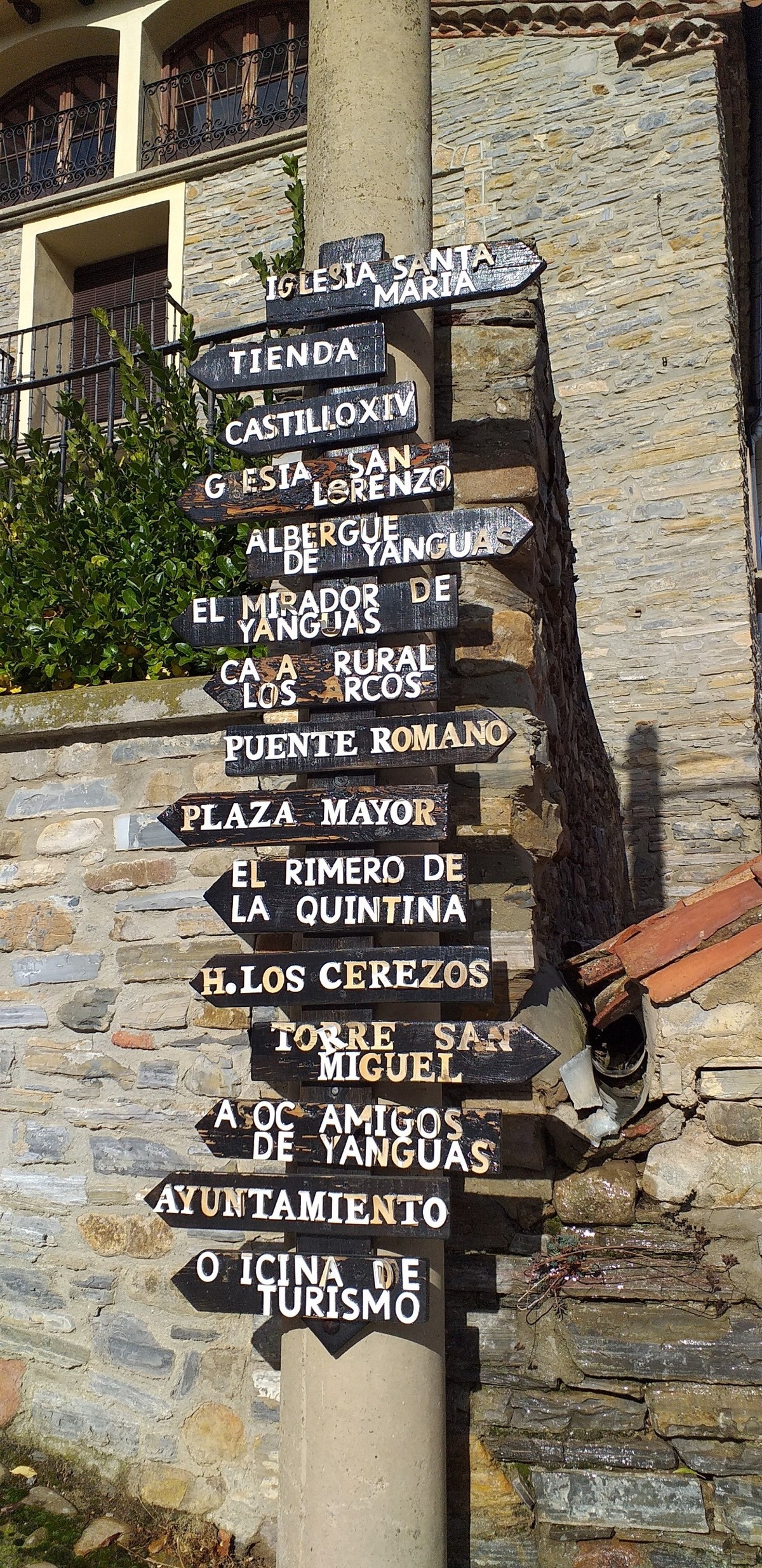 Cartel a la entrada de Yanguas.