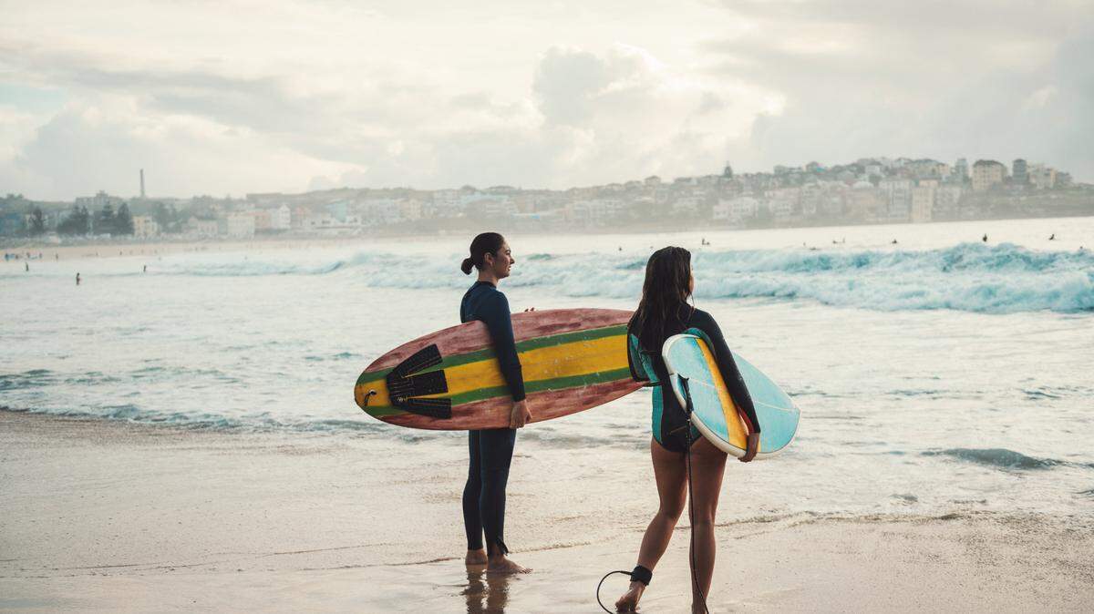 Surfistas en playa de Sídney.