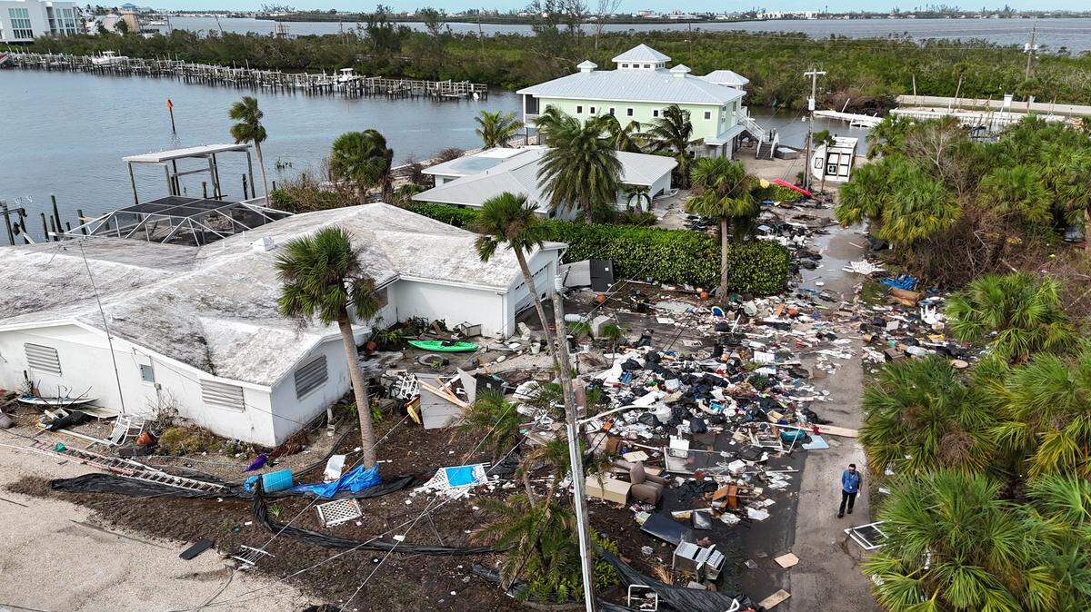 Daños y escombros frente a las casas en el condado de Charlotte, cerca de Manasota Key, el jueves 10 de octubre de 2024, la mañana después de que el huracán Milton azotara el área y dos semanas después de que el huracán Helene azotara el área.