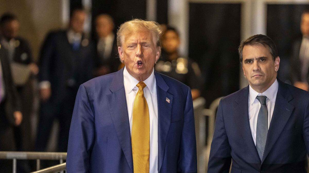 El expresidente Donald Trump habla con reporteros tras salir del tribunal de Manhattan, Nueva York, en donde está siendo enjuiciado por hacer pagos ilegales a una actriz porno para encubrir una supuesta relación sexual, el jueves 2 de mayo de 2024.