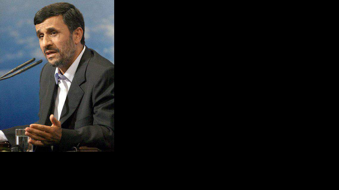 Mahmud Ahmadineyad saluda a los medios a su llegada a una rueda de prensa en Teherán, Irán, hoy 25 de mayo de 2009. El presidente iraní se refirió a la futura negociación sobre el programa nuclear con el denominado grupo 5+1, que consideró será "beneficiosa para el pueblo iraní". A este respecto, el mandatario iraní subrayó que la comunidad internacional "no tiene derecho a imponer calendarios a Irán". El 5+1, integrado por los países miembros permanentes del Consejo de Seguridad de la ONU más Alemania, acusa a Irán de ocultar, bajo la cobertura de su programa nuclear civil, un proyecto militar paralelo dirigido a adquirir un arsenal atómico.