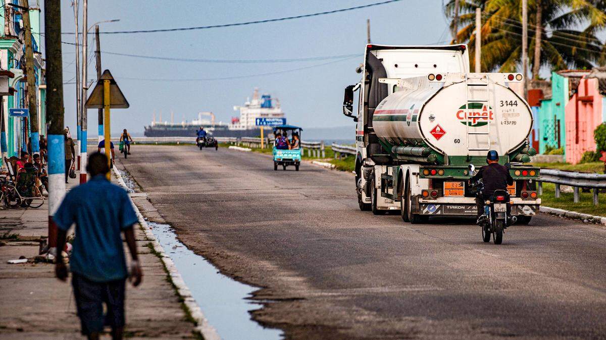 Un camión cisterna circula por una calle en Matanzas, Cuba, el 30 de marzo de 2026.