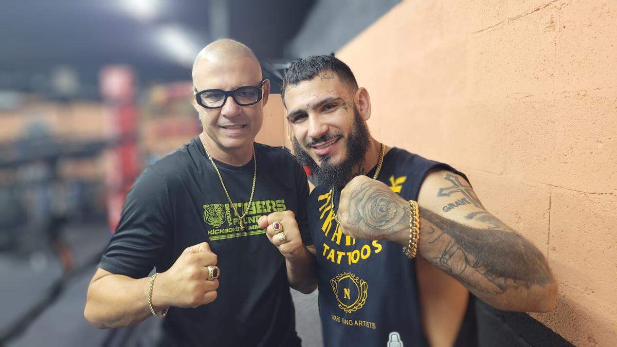 Bryan “El Gallo'' Durán junto con su entrenador Eric Castaños en el gimnasio de Miami. 