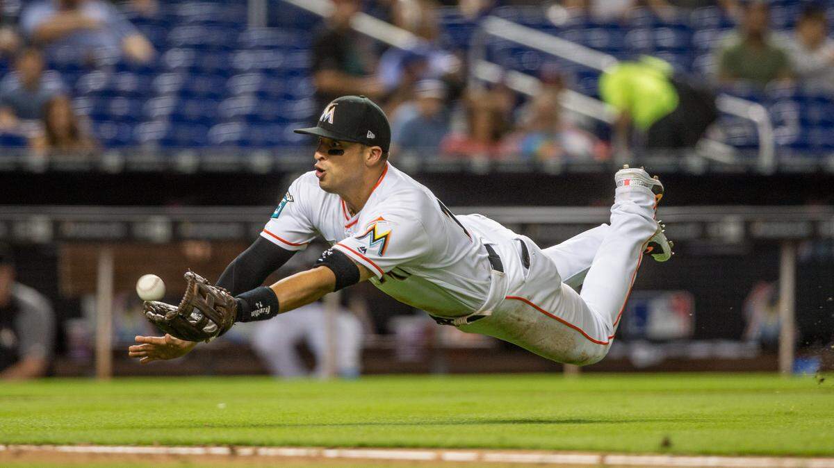El tercera base de los Marlins Martín Prado atrapa un bola en el quinto inning del partido contra los Dodgers, el 15 de mayo de 2018.