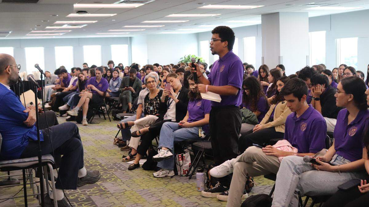 Un estudiante del Miami-Dade College interviene en panel Diálogo Interreligioso y Paz, parte de la Semana de los Creadores de Cambio 2025 del MDC.