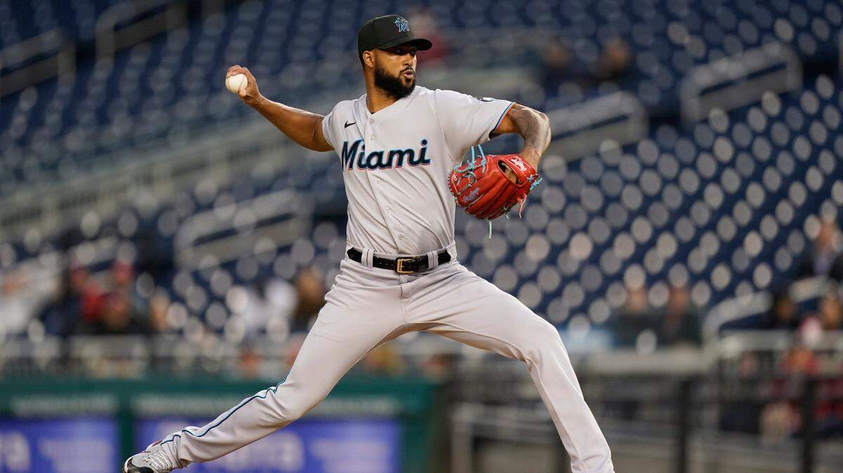 El abridor de los Marlins de Miami Sandy Alcántara lanza en el segundo inning del partido ante los Nacionales, celebrado el 26 de abril de 2022 en Washington.