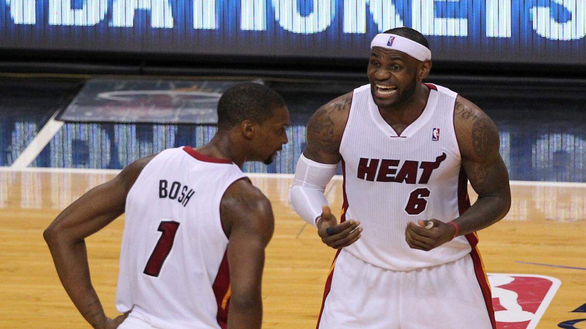 LeBron James habla con su compañero Chris Bosh del Miami Heat, durante un partido de la semifinal de la NBA contra los Indiana Pacers, el 24 de mayo de 2014. 