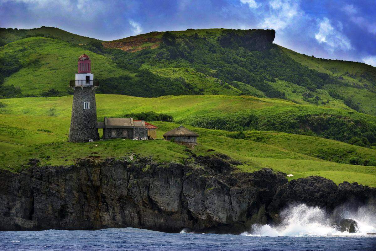 Las islas Batanes, en el norte de Filipinas, son un refugio sereno ideal para explorar en bicicleta, recorriendo paisajes impresionantes y pueblos tradicionales donde el tiempo se detine. 