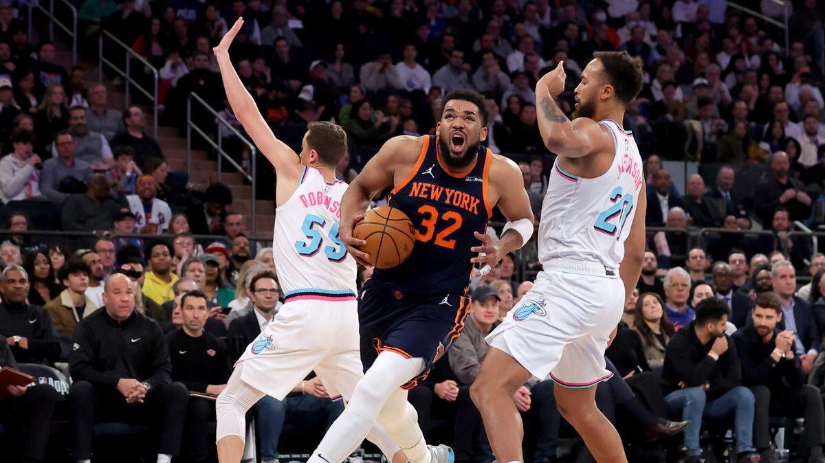 El jugador de los Knicks de Nueva York Karl-Anthony Towns (32) entra al aro ante la marca de Kyle Anderson, del Heat de Miami, en el partido celebrado el 17 de marzo de 2025 en Nueva York.