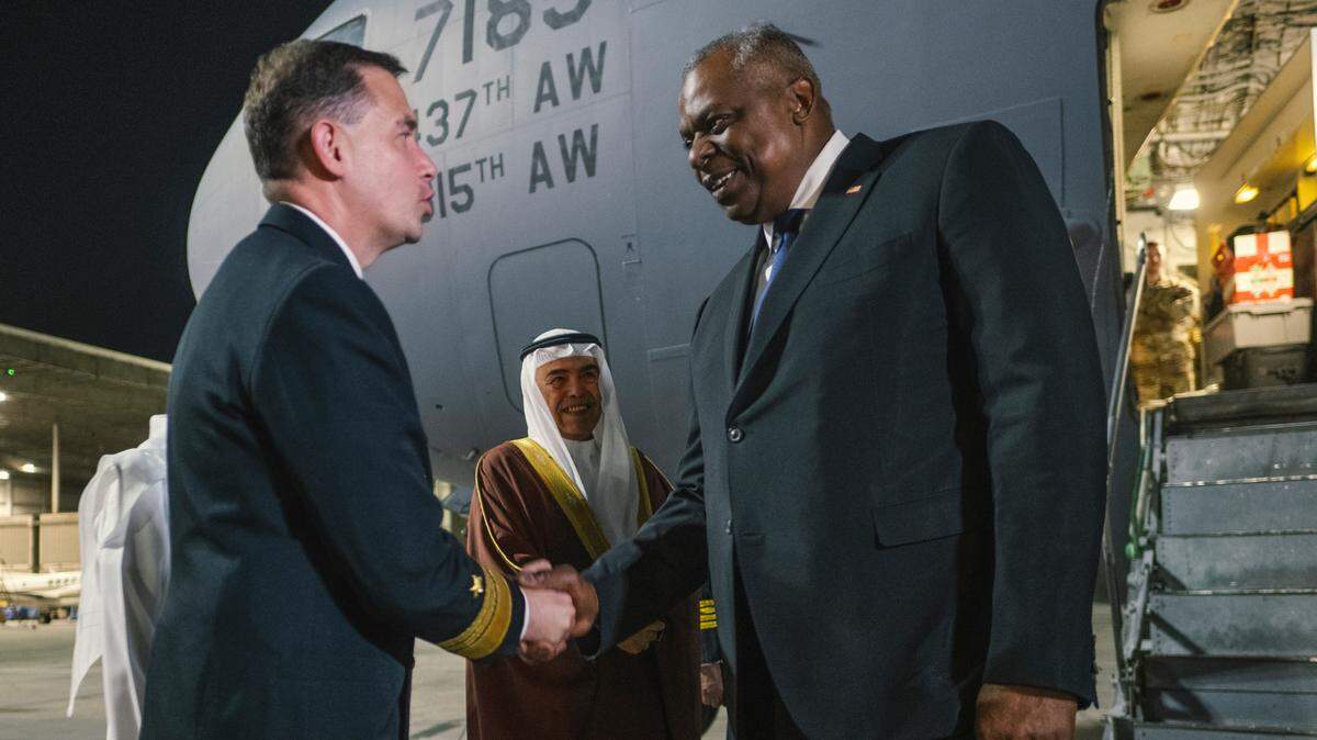 El secretario de Defensa de Estados Unidos, Lloyd Austin, es recibido por el vicealmirante Brad Cooper, comandante de las Fuerza Navales del Comando Central de EEUU en Baréin, el 17 de diciembre de 2023.