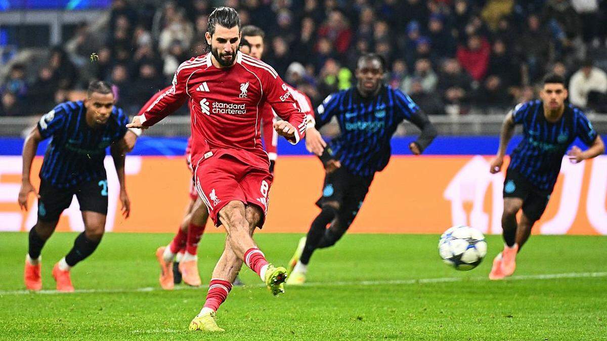 El húngaro Dominik Szoboszlai anotó de penal el gol del triunfo del Liverpool 1-0 ante el Inter, el martes en San Siro, Italia. 