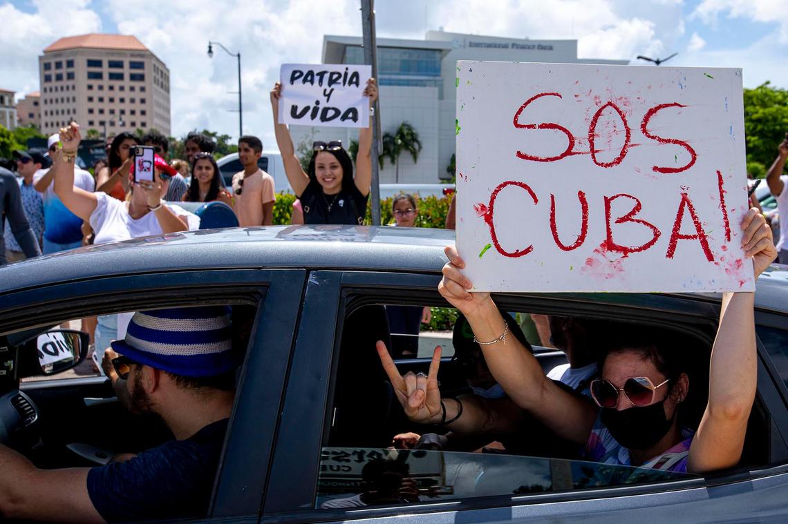 Miles de cubanos se congregaron frente al restaurante Versailles para apoyar los cubanos que se manifiestan en la isla, el 11 de julio.