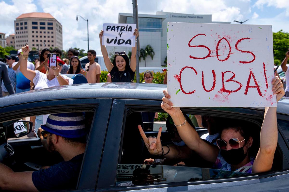 Miles de cubanos se congregaron frente al restaurante Versailles para apoyar los cubanos que se manifiestan en la isla, el 11 de julio.