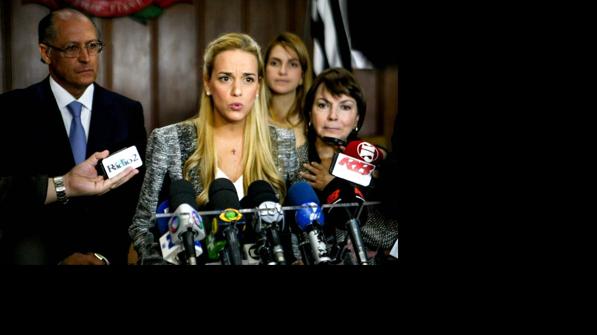 El gobernador del estado de Sao Paulo, Geraldo Alckminen (i), la esposa del líder opositor venezolano Leopoldo López, Lilian Tintori (c), la esposa del alcalde de Caracas, Antonio Ledezma, Mitzy Capriles (d) y su hija, Mitzy Ledezma (d-atrás), hablan a la prensa el martes 5 de mayo de 2015, tras una reunión con el gobernador en Sao Paulo, Brasil. 