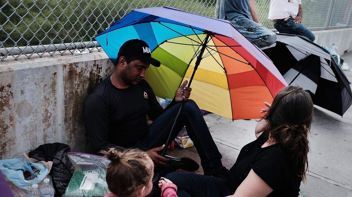 Una familia de Honduras espera en el puente fronterizo en Brownsville, Texas, el 25 de junio del 2018.