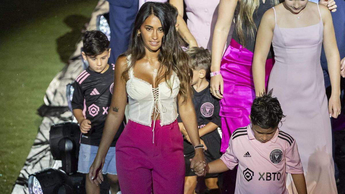 La esposa de Lionel Messi, Antonela Roccuzzo, y sus hijos, Thiago, Mateo y Ciro, se retiran del escenario durante el evento “The Unveil” del Inter Miami en el DRV PNK Stadium el domingo 16 de julio de 2023 en Fort Lauderdale, Florida. El evento se realizó para dar la bienvenida oficial al delantero argentino Lionel Messi y al mediocampista español Sergio Busquets al equipo.