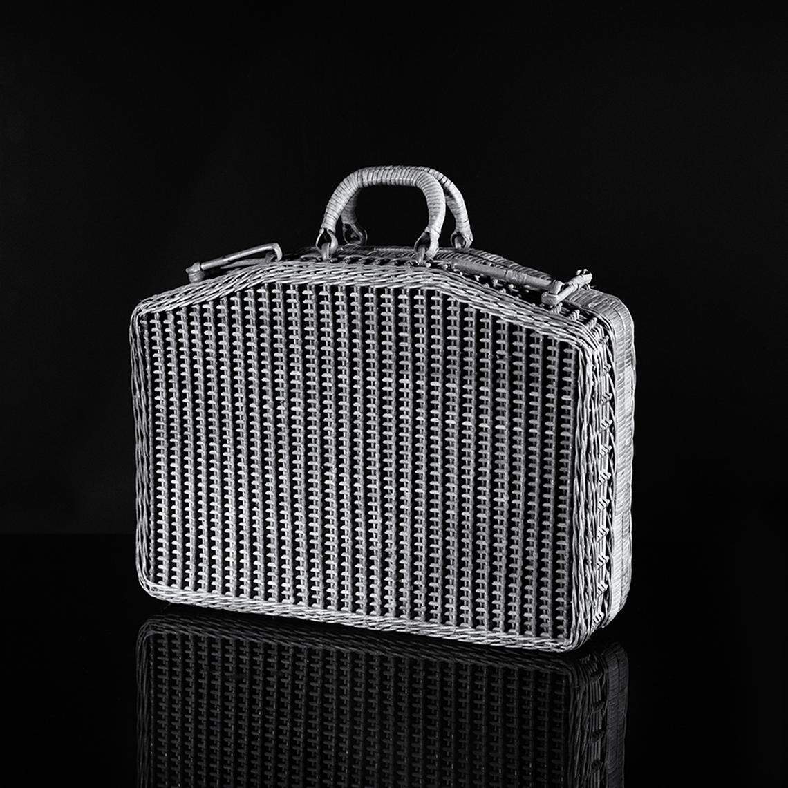 ‘Sin título’, 2024, de la serie “Ningún lugar está lejos”. A través del minimalismo y la simplicidad, los objetos en esta exposición se muestran como si de una colección arqueológica se tratara.