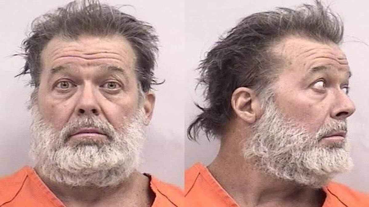 Robert Lewis Dear —de 57 años y 1,9 metros (6 pies y 4 pulgadas) de altura-, dejó escasas pistas acerca de sus motivos, dijo la policía. Quienes lo conocían dijeron que no parecía tener inclinaciones religiosas ni políticas.
