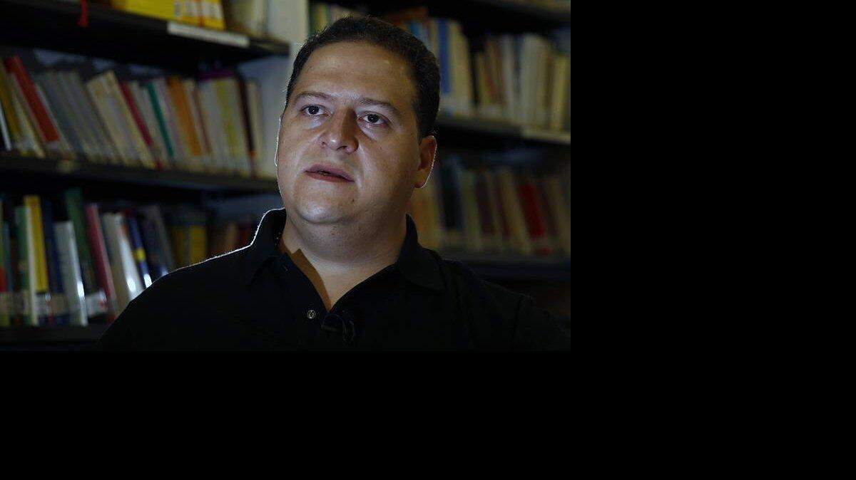 Juan Pablo Escobar Henao, el hijo del narcotraficante colombiano Pablo Escobar Gaviria, habla durante una entrevista. EFE/Archivo