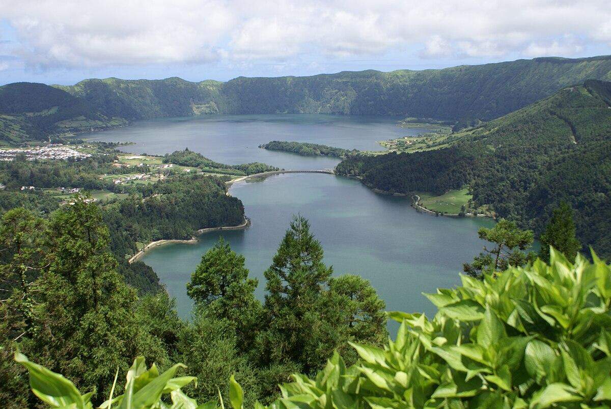 El archipiélago de las Azores (Portugal), en el Atlántico, es uno de los mejores destinos del mundo para avistar ballenas y delfines de manera ética. 