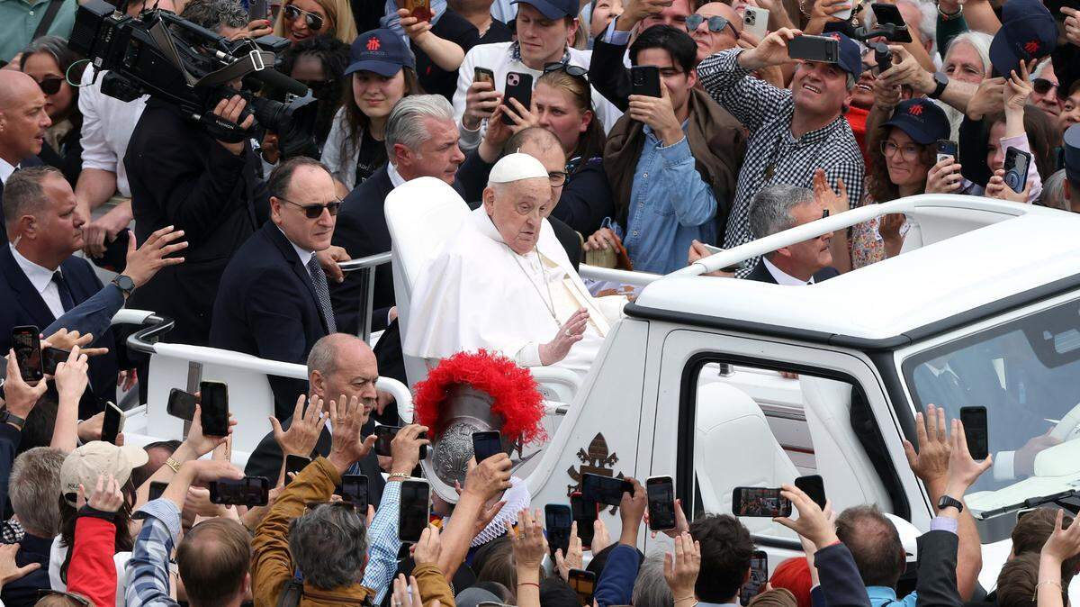 El papa Francisco saluda a los fieles en la Plaza de San Pedro, después de aparecer de sorpresa para desear una Feliz Pascua, el domingo 20 de abril de 2025. El papa fallecería en la mañana del día siguiente.