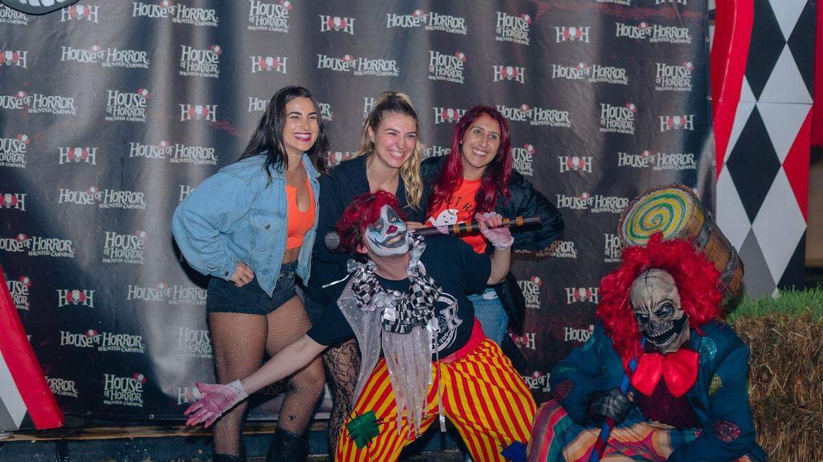 House of Horror Haunted Carnival en el International Mall la noche de su apertura