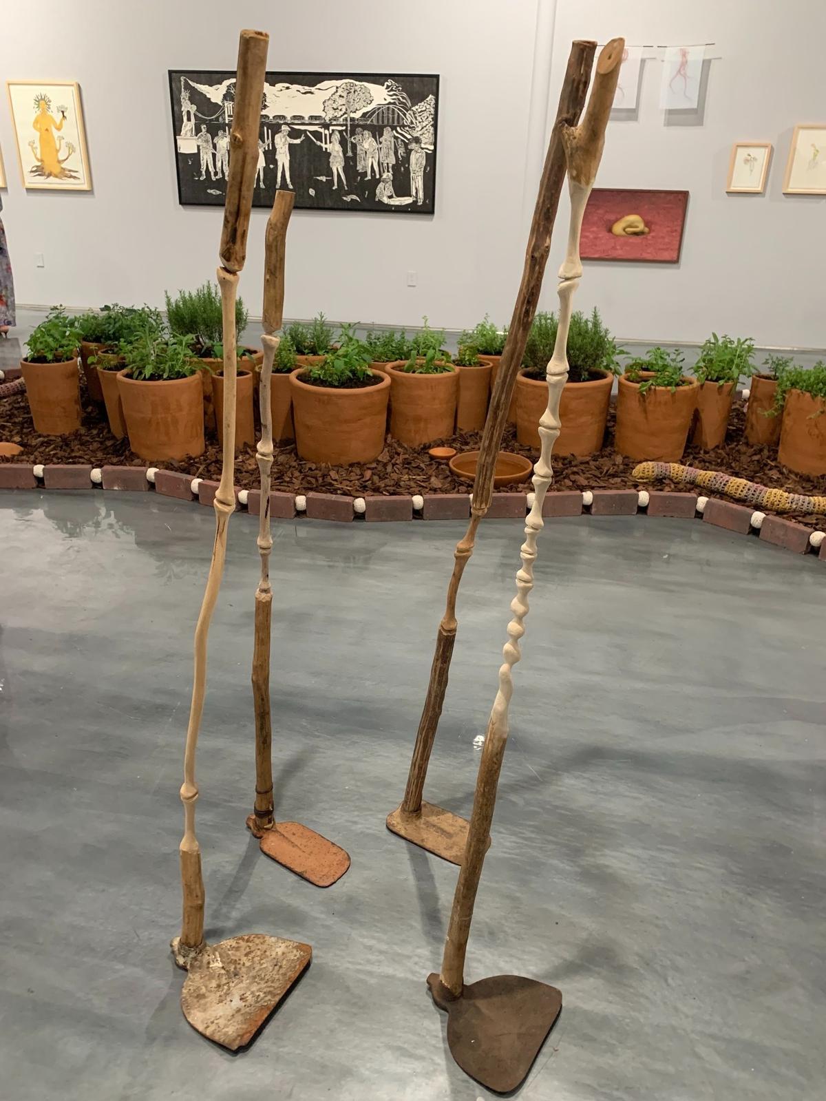 “Untited”, de la serie Contingente (2013-2023), del artista Alonso Tostes. Madera y metal. The55Project Art Foundation en la Galería Piero Archigarry, Miami.