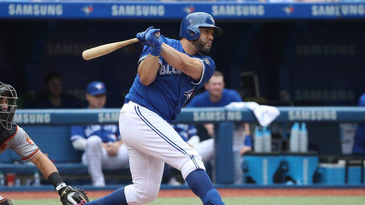 KENDRYS MORALES batea contra los Orioles el 22 de agosto en Toronto.