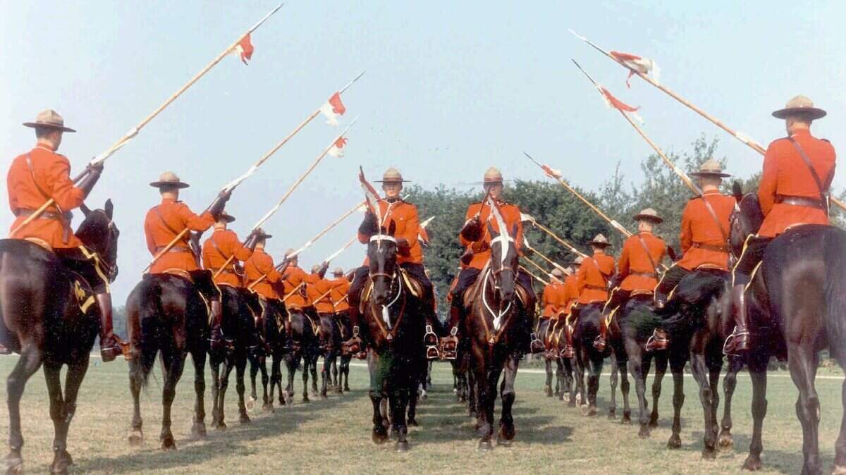 Miembros de la Policía Montada del Canadá se preparan para un desfile en Ottawa.