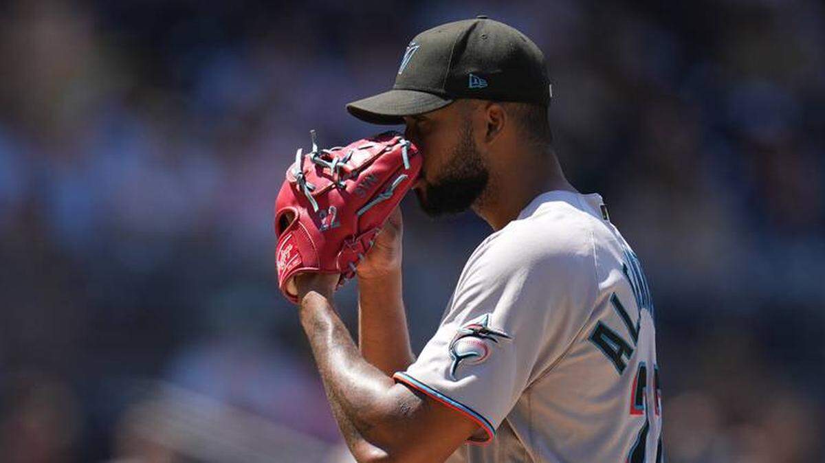 SANDY ALCANTARA lanza contra los Padres en San Diego.