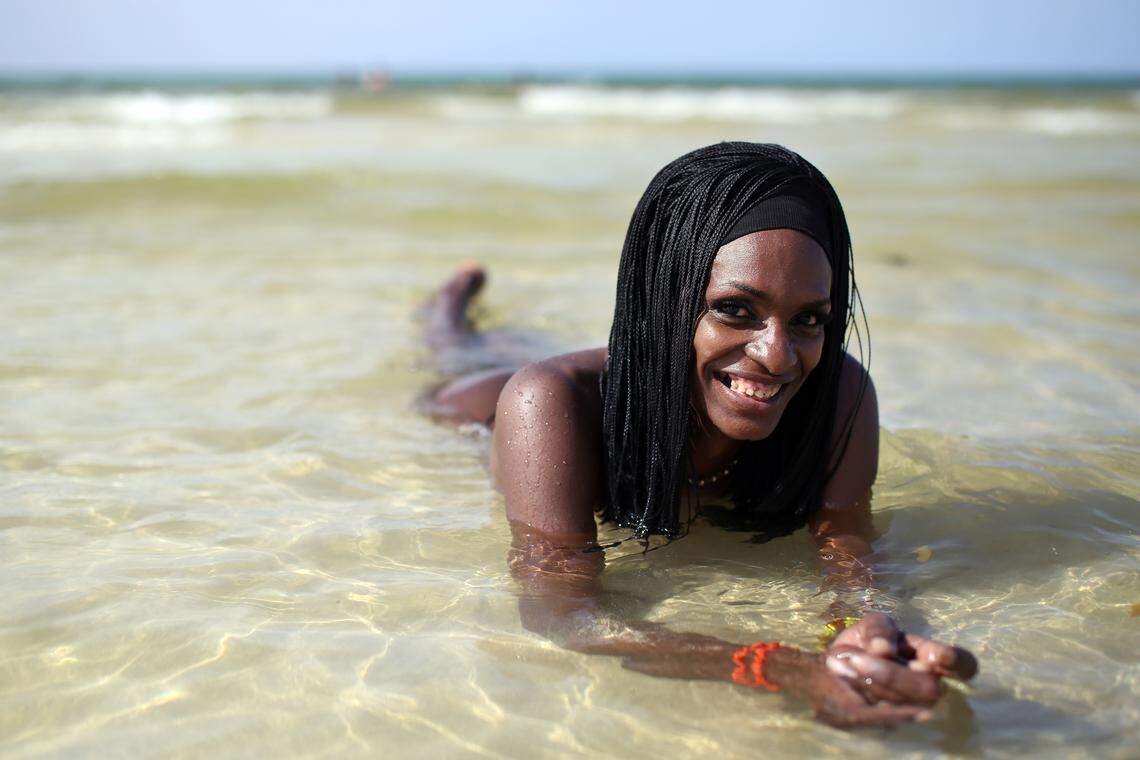 La transgénero Isabel Crono, cuyo nombre legal es Ahmed Esonda, de 43 años, posa en la playa Mi Cayito, en La Habana, Cuba, sitio de encuentro de la comunidad gay.