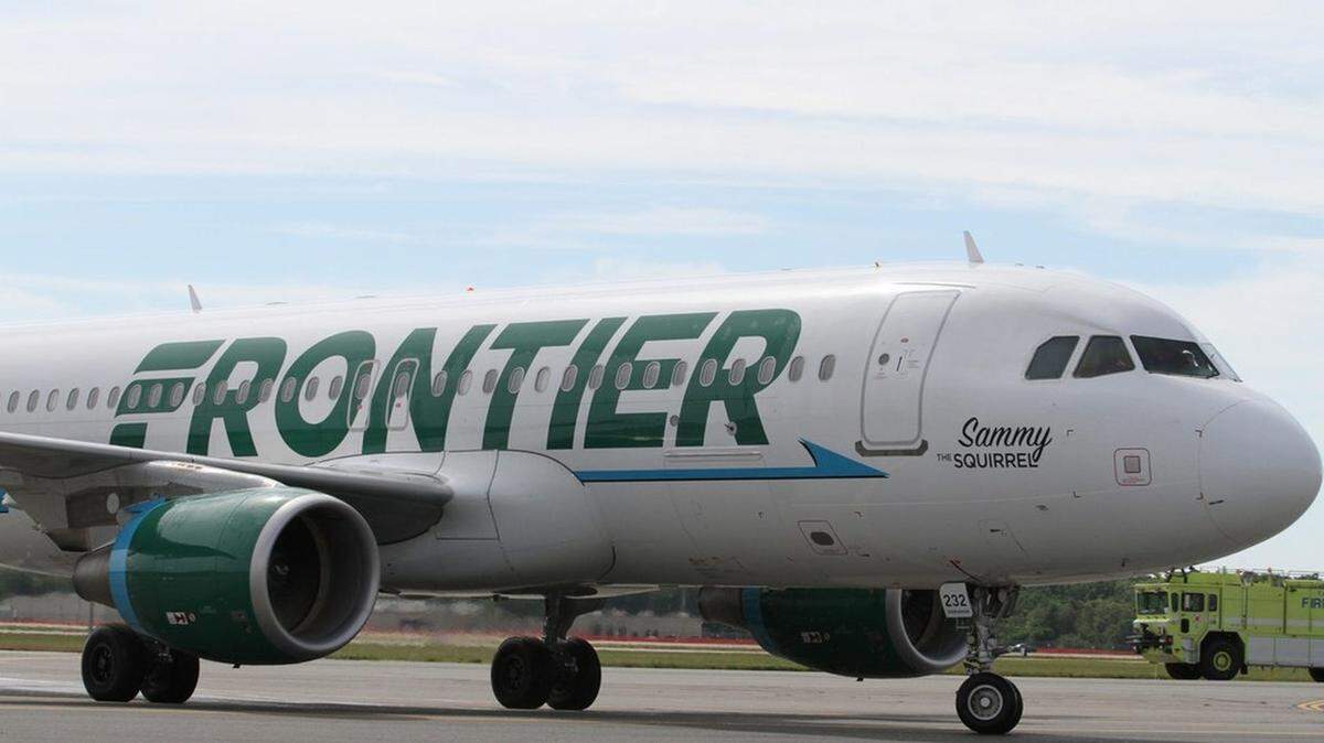 El avión transportaba a 224 pasajeros cuando los pilotos frenaron de emergencia tras reportar que habían golpeado a una persona en la pista.