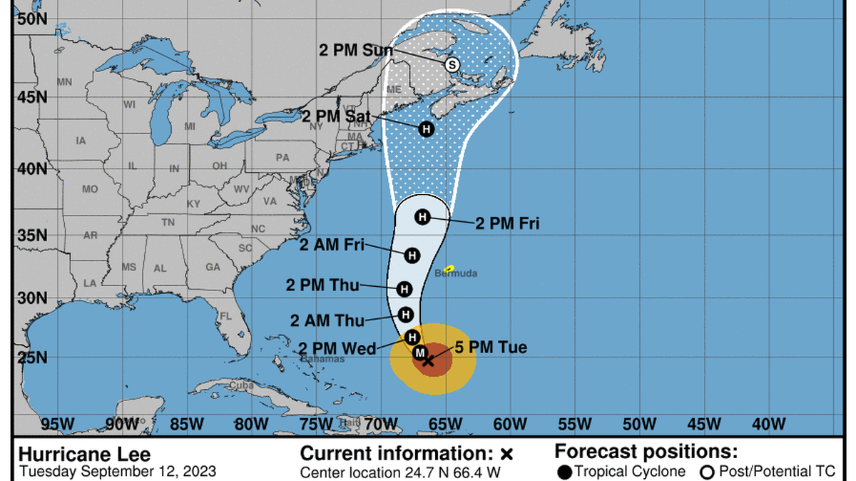 Lee es un huracán muy grande. Los vientos huracanados se extienden desde el centro a 125 millas (205 km) y los de fuerza de tormenta tropical hasta 240 millas (390 km).