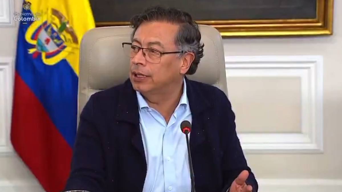 El presidente de Colombia, Gustavo Petro, participa en una reunión de ministros transmitida por televisión en vivo el martes 4 de febrero de 2025, en Bogotá.