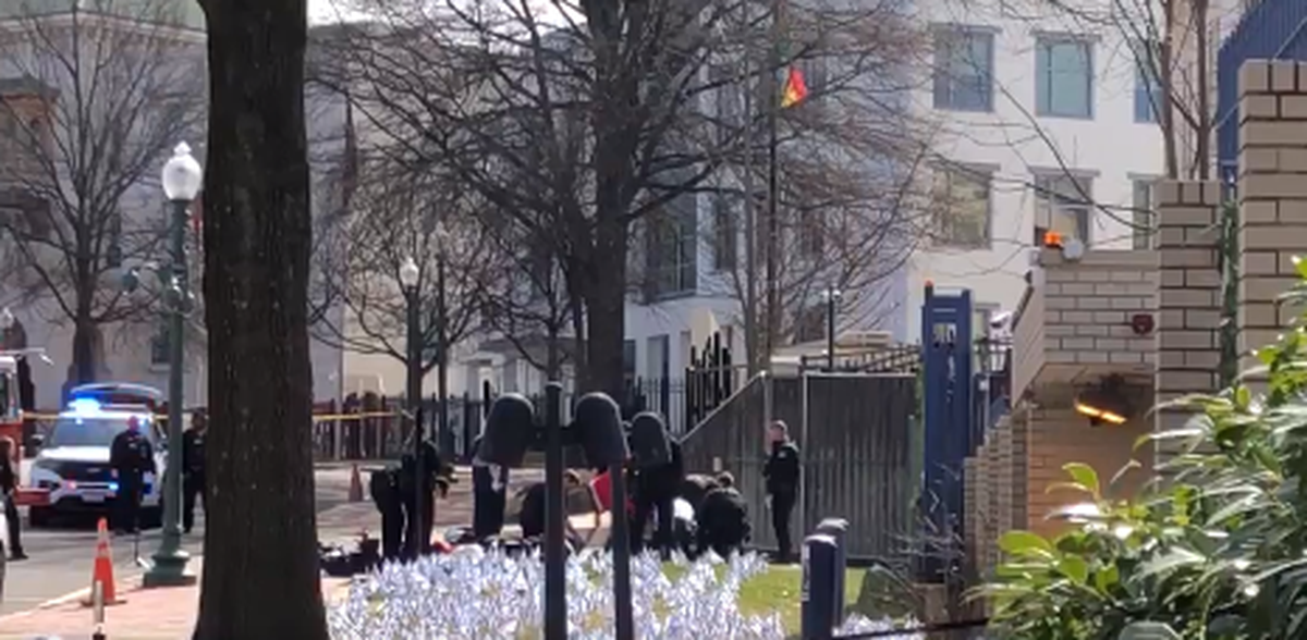 Un miembro activo de la Fuerza Aérea de Estados Unidos se encontraba muy grave el domingo tras prenderse fuego frente a la embajada de Israel en Washington, D.C.