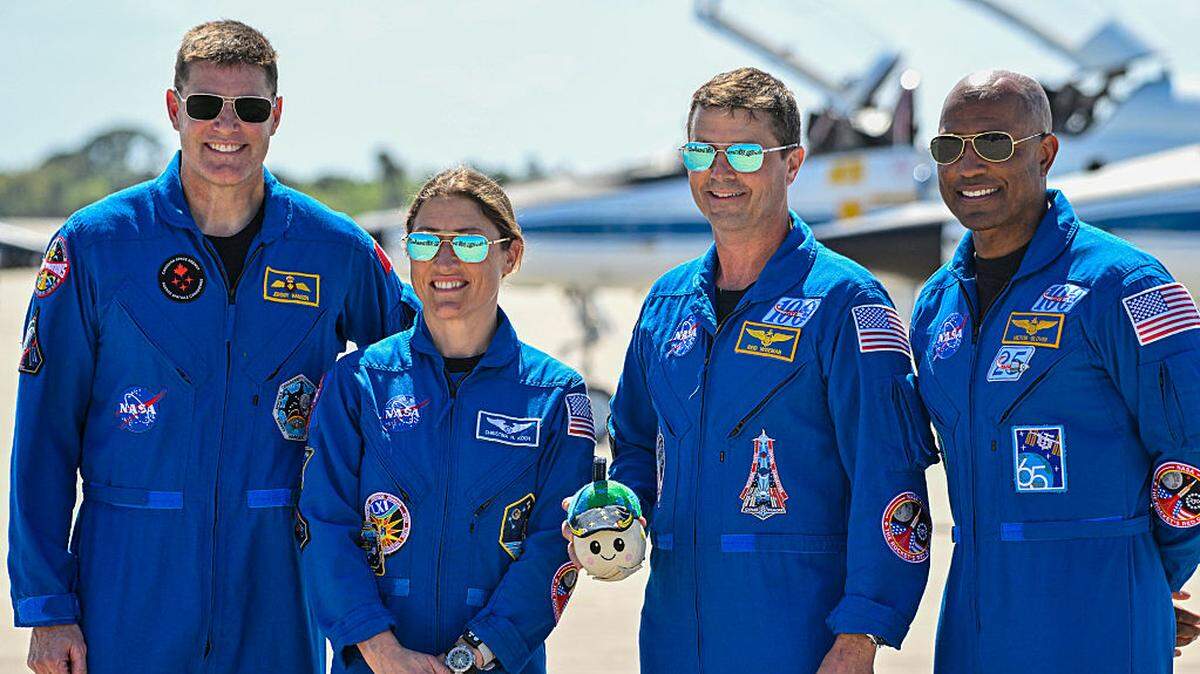 (De izq. a der.) El astronauta de la Agencia Espacial Canadiense y especialista de misión de Artemis II, Jeremy Hansen; la astronauta de la NASA y especialista de misión de Artemis II, Christina Koch; el astronauta de la NASA y comandante de Artemis II, Reid Wiseman; y el astronauta de la NASA y piloto de Artemis II, Victor Glover, participan en una ceremonia de bienvenida previa al lanzamiento de Artemis II, programado para el miércoles 1 de abril, en el Centro Espacial Kennedy, en Florida, el viernes 27 de marzo de 2026.