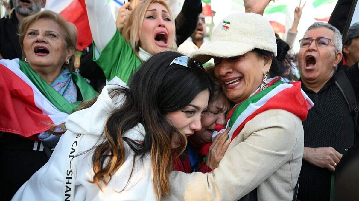 Reacción de la gente durante una manifestación “Libertad para Irán” en la plaza Potsdamer Platz de Berlín, Alemania, el 28 de febrero de 2026.