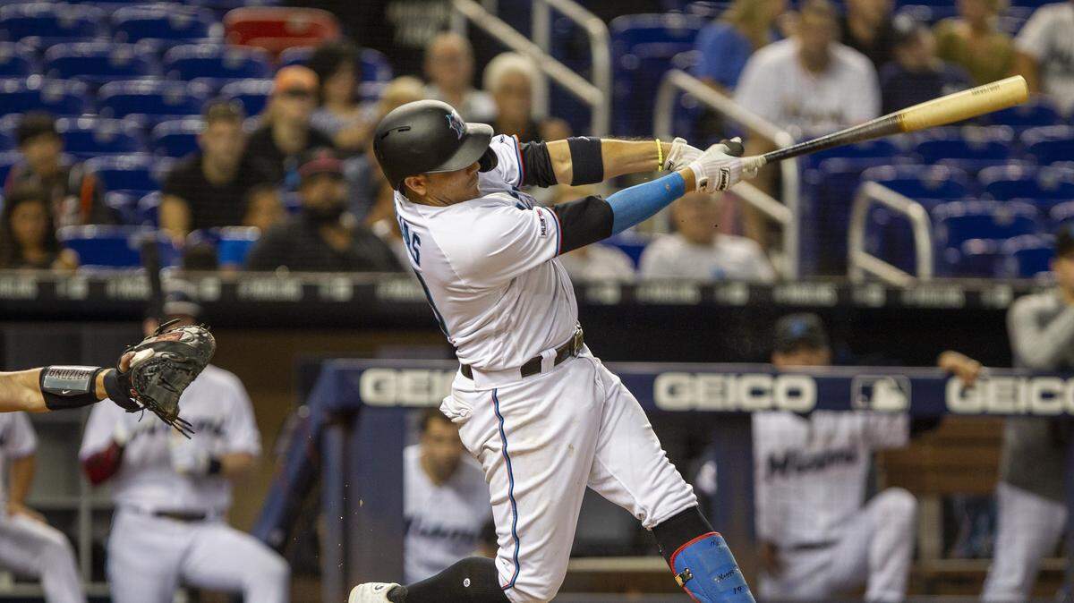 El torpedero de los Marlins Miguel Rojas batea un jonrón en el segundo inning del partido ante los Diamondbacks, celebrado el 29 de julio de 2019 en Miami.