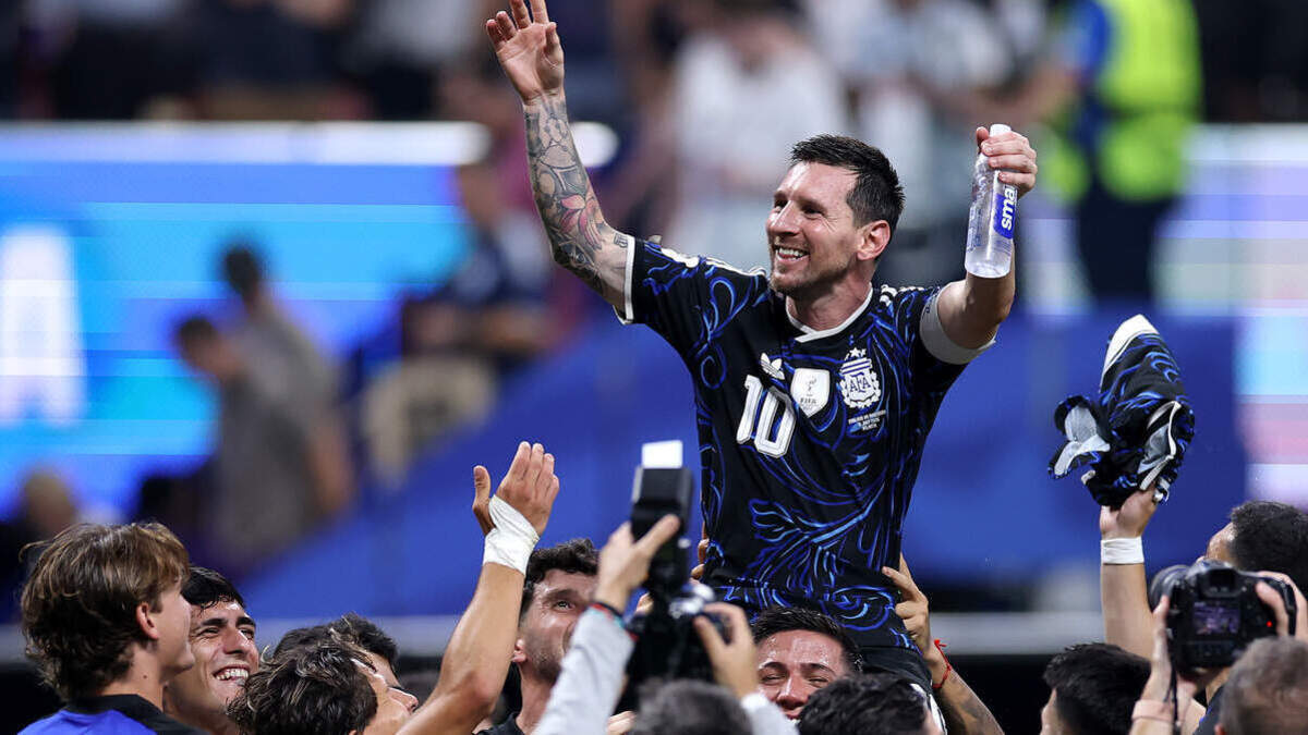 Lionel Messi, de Argentina, celebra con sus compañeros tras la victoria por 2-1 en la semifinal de la Copa Mundial de la FIFA 2026 entre Inglaterra y Argentina, disputada en el estadio de Atlanta el 15 de julio de 2026 en Atlanta, Georgia.