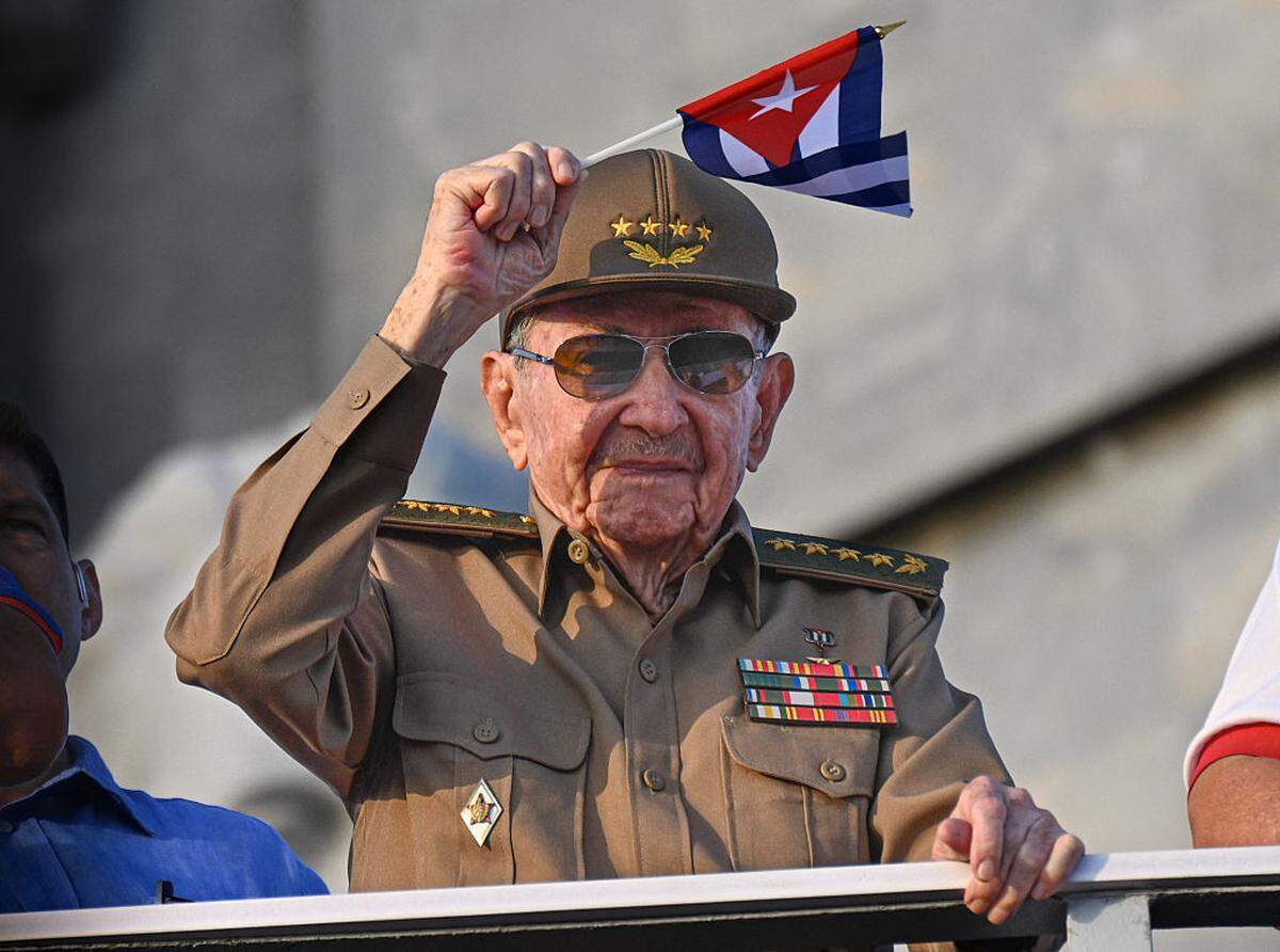 El exgobernante de Cuba, Raúl Castro, ondea una bandera nacional cubana durante la conmemoración del Primero de Mayo (Día del Trabajo), que marca el Día Internacional de los Trabajadores, en la Plaza de la Revolución de La Habana, el 1 de mayo de 2025. 