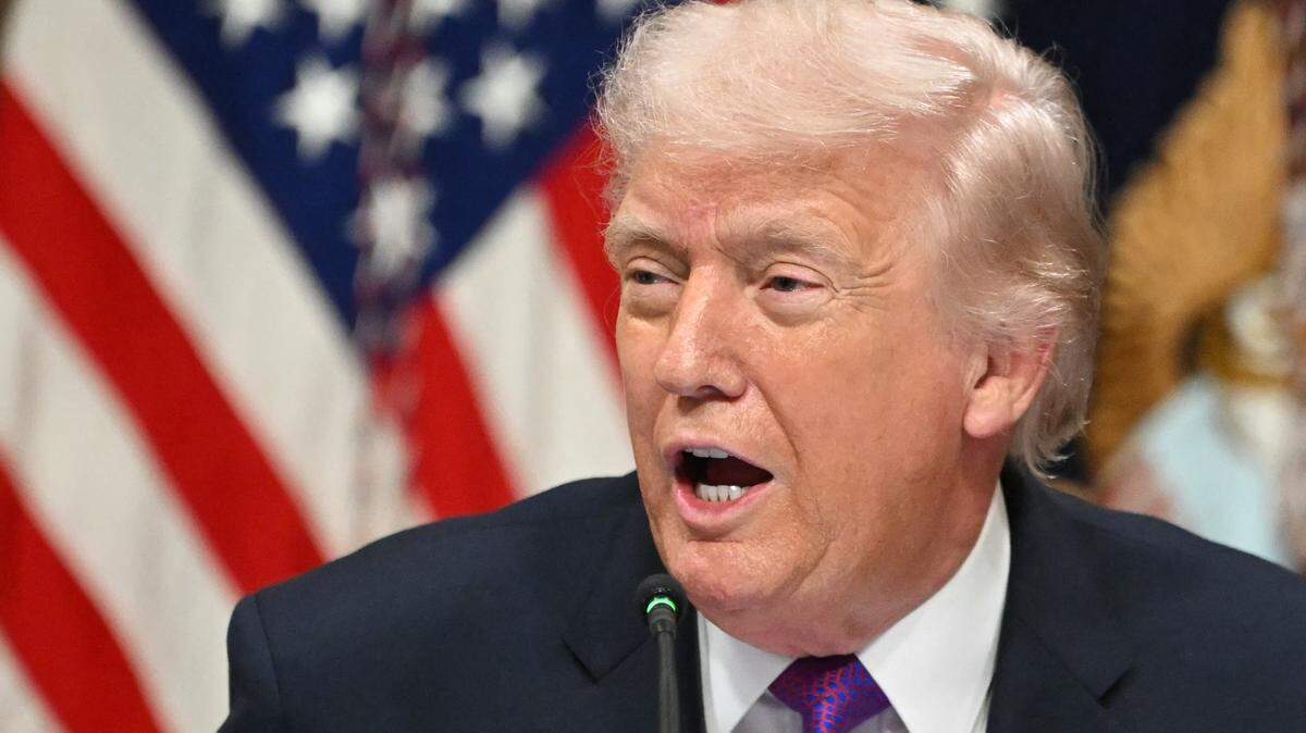El presidente de Estados Unidos, Donald Trump, habla durante una mesa redonda sobre el Compromiso de Protección para los Contribuyentes en el Indian Treaty Room del Edificio Ejecutivo Eisenhower, en el complejo de la Casa Blanca en Washington, DC, el 4 de marzo de 2026.
