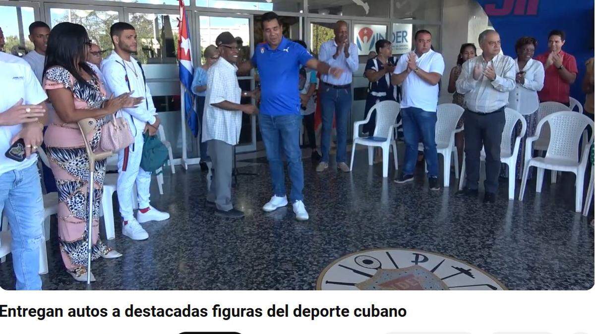 Ceremonia de entrega de autos a figuras del deporte en Cuba, en la Ciudad Deportiva, La Habana.